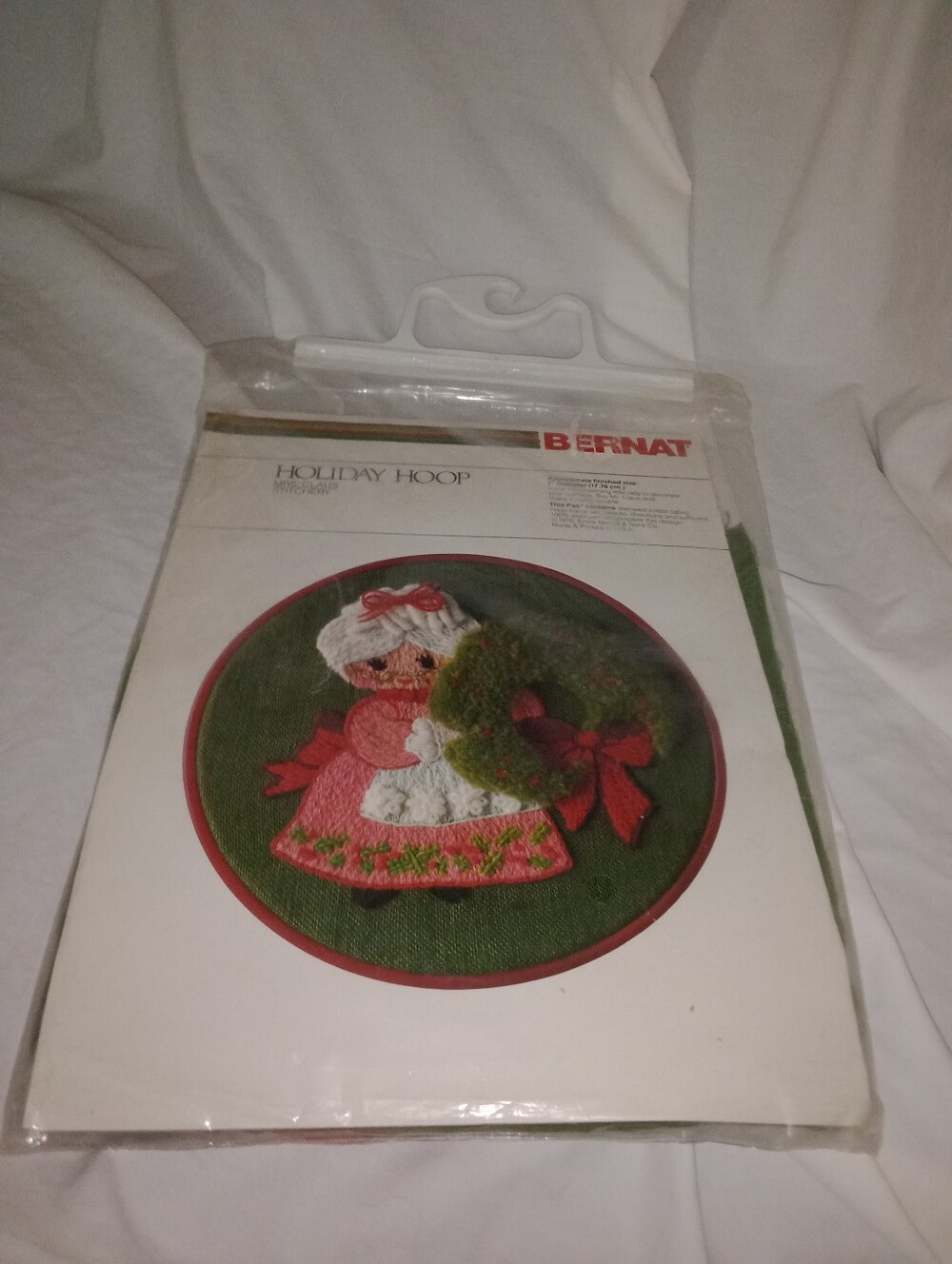 Vintage Bernat Christmas Mrs Claus Holiday Hoop Stitch Kit 1976